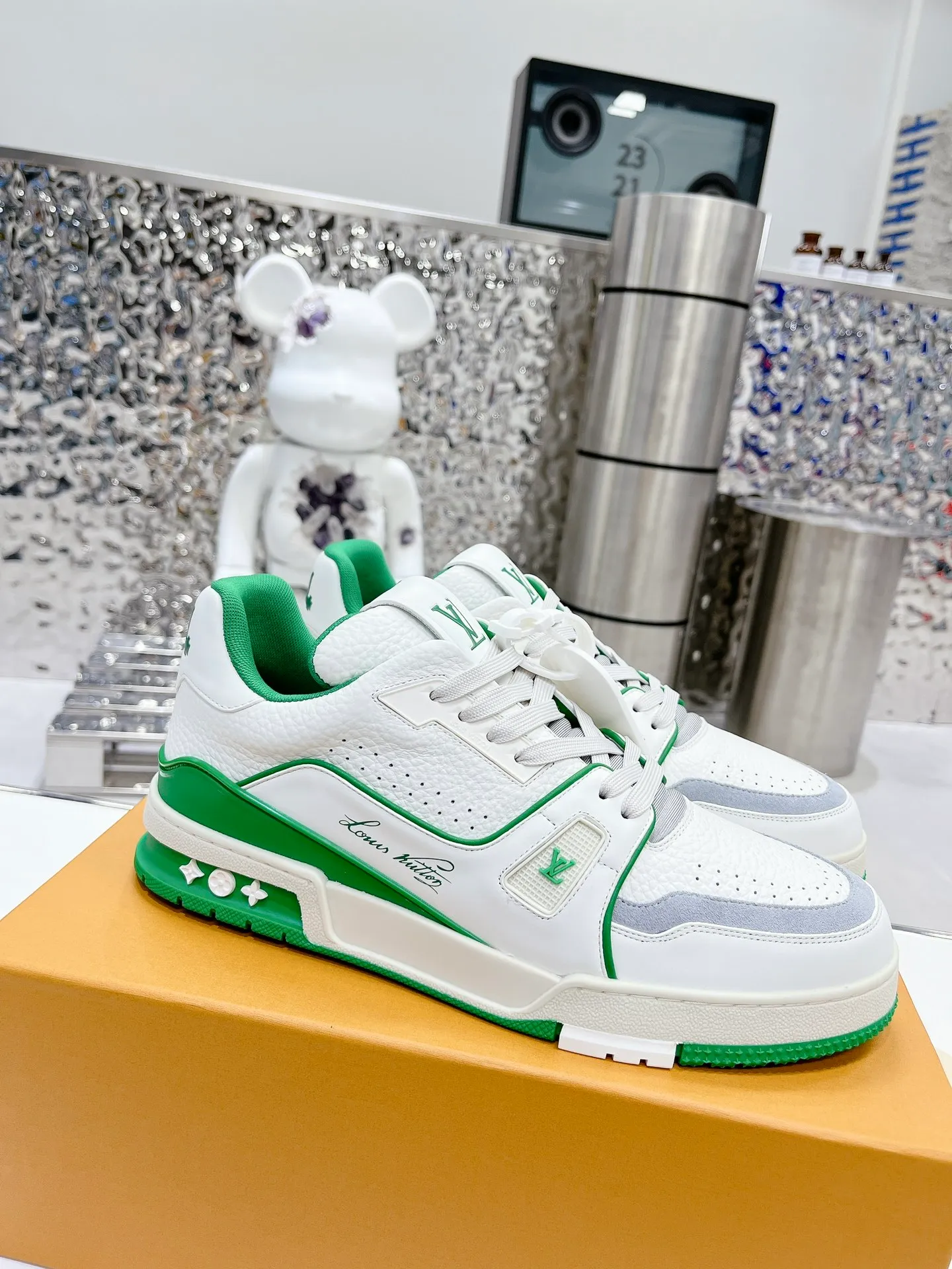 👟👟Ex-factory price 840👟👟 LV top version 2023 new model. Purchasing quality LV~Louis Vuitton Lv TRAINER's best-looking sneakers, Donkey Brand strongly recommends new products, official website limited edition retro basketball sneakers! Both high-cut and low-cut products cost money to purchase an accurate 1:1 replica of the original version. The details are invincible and full of sincerity. The imported and customized original cowhide leather is the same as the original version. The details are 100% restored. The private model customizes the original one-piece T👟👟 ex-factory price U outsole. It is different from other brands. Without the original version, this effect cannot be achieved!    Men's and women's models 35-40 39-45 (45 and 46 are customized and cannot be returned or exchanged)